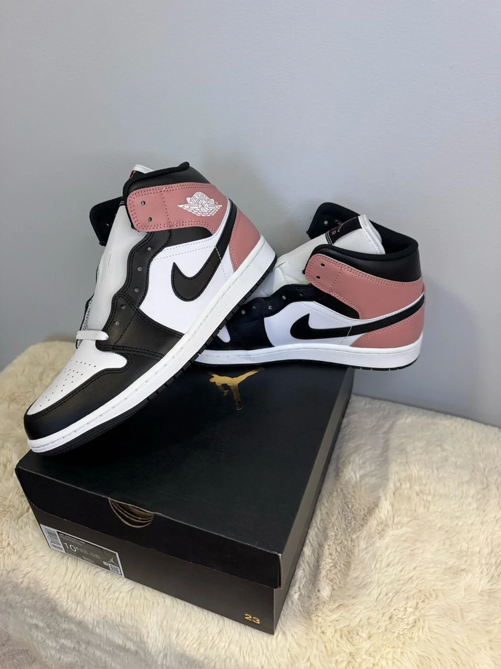 New in Box 🏃🏽Air Jordan 1 Mid Pink Black White Men’s
